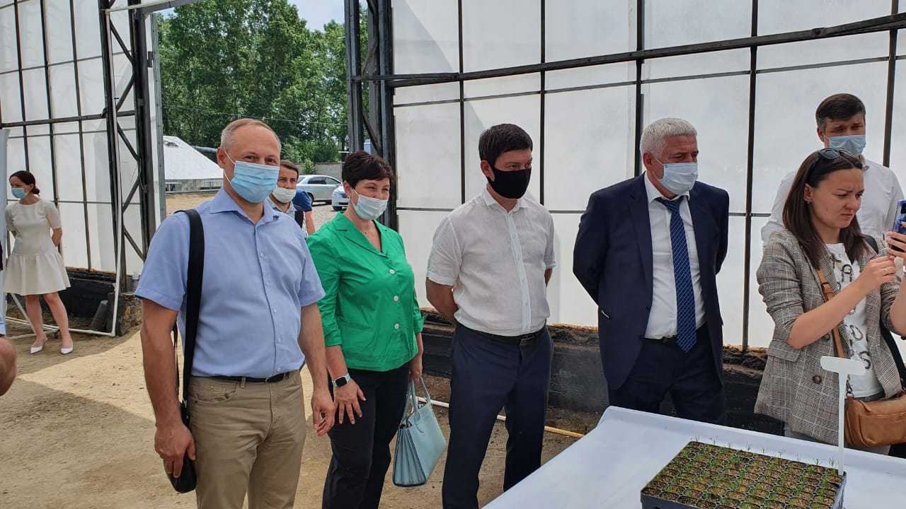Глава Рослесхоза Сергей Аноприенко вместе с врио Губернатора Игорем Кобзевым посетил лесопитомник «Сибирской Лесовосстановительной компании»